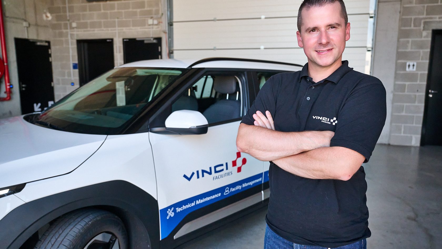 VINCI Facilities-technieker bij een servicewagen