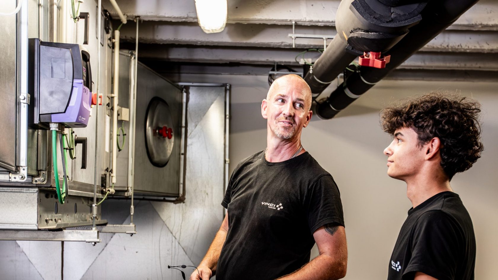 Techniciens contrôlant les installations techniques d’un bâtiment
