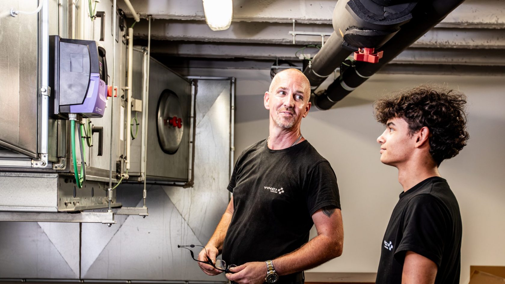 Techniekers controleren technische installaties in een gebouw