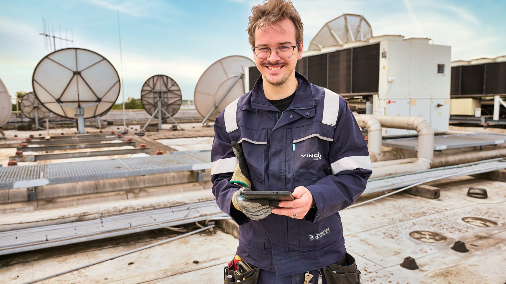 Technicien contrôlant des installations techniques sur le toit d’un bâtiment
