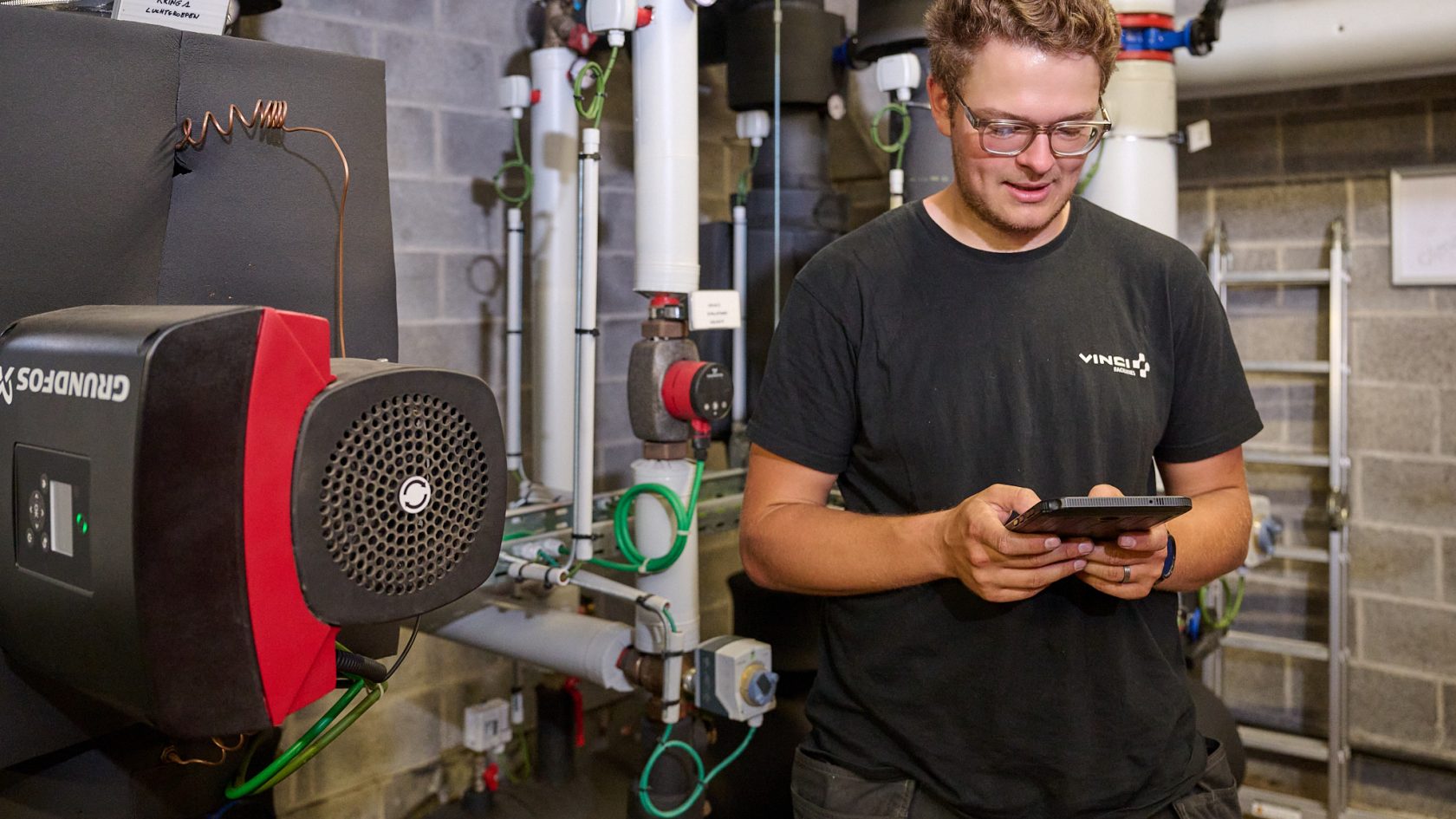 Technicien VINCI Facilities utilise sa tablette